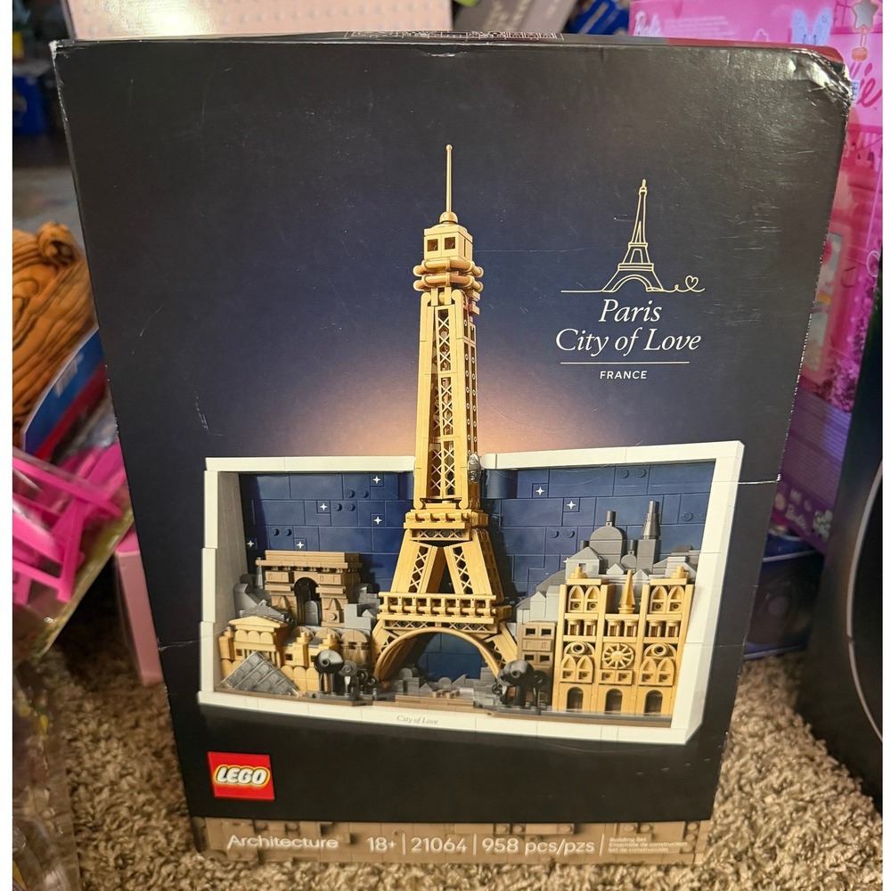 Lego Architecture Paris-City of Love building set (NWT) 21064